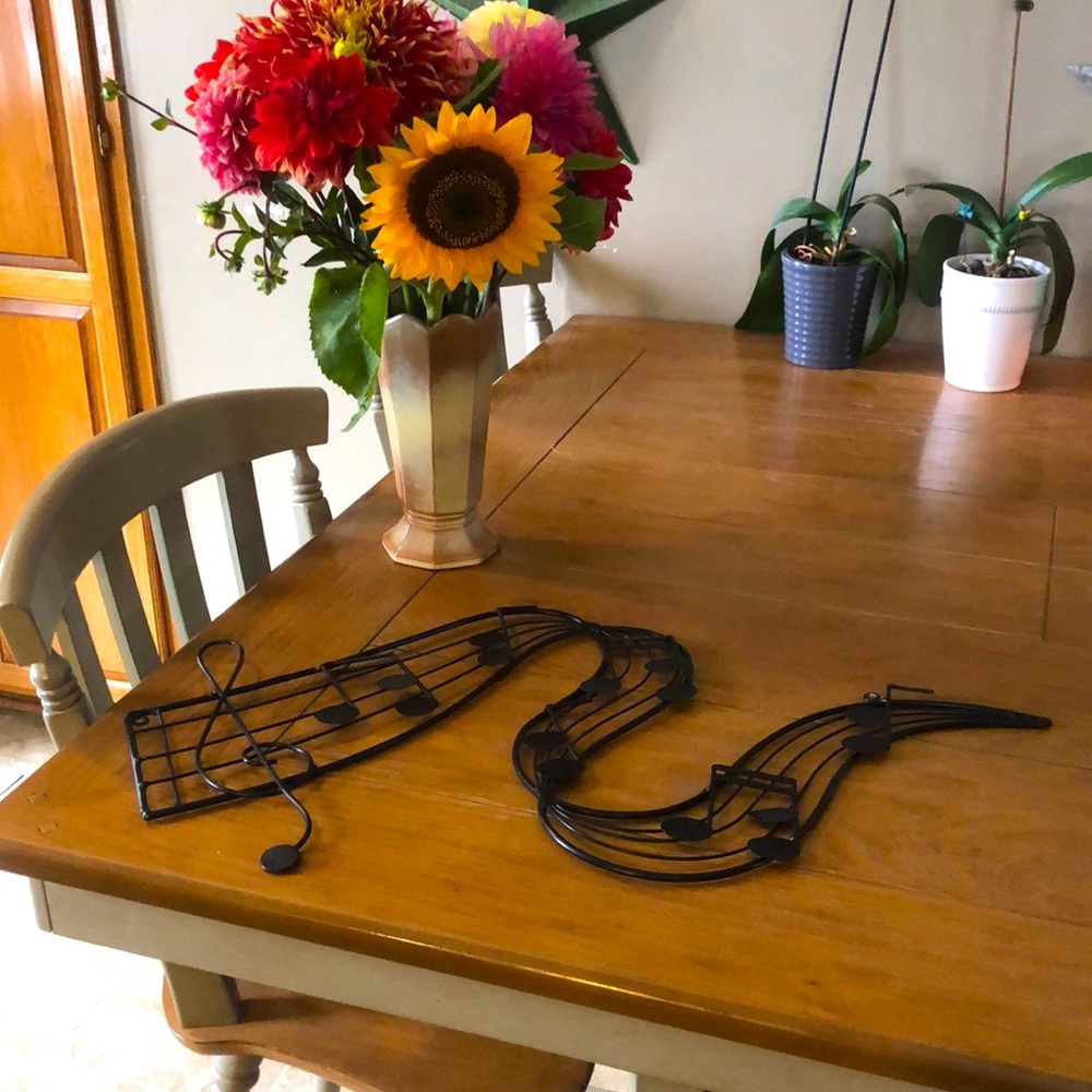 Metal music notes wall hanging